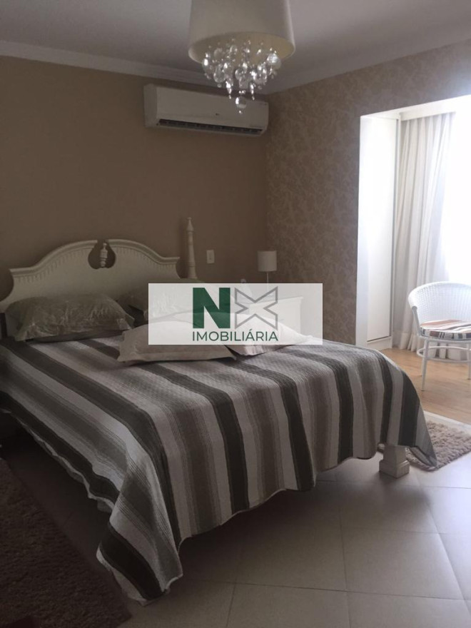 Casa 4 Quartos 305m² 
