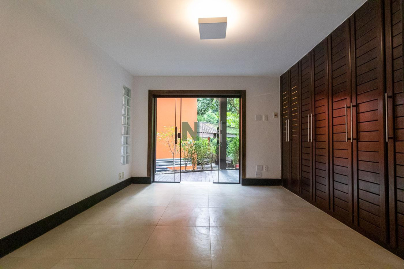Casa 5 Quartos 384m² 